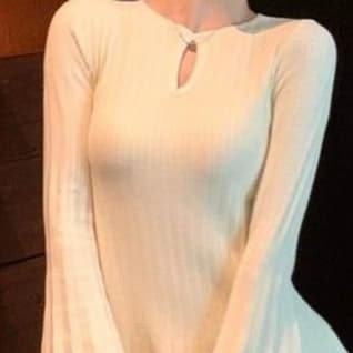 優雅なフレアスリーブニットワンピース